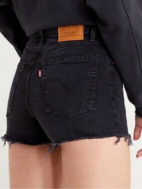 Levi’s Ribcage Denim shorts Button Fry Raw Hem Size 24